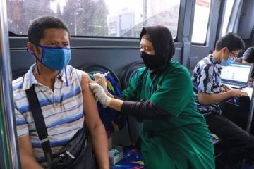 Lansia di Pekanbaru didatangi ke rumah untuk vaksin COVID-19
