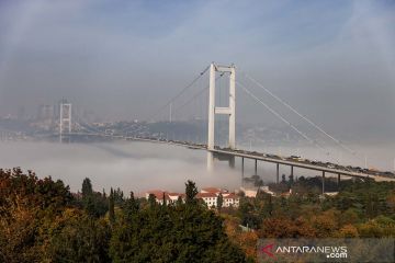 Indahnya Jembatan Bosphorus penghubung Eropa-Asia saat diselimuti kabut