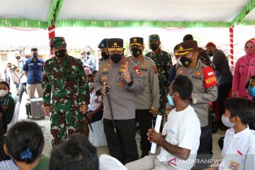 Panglima TNI dan Kapolri pantau vaksinasi di Labuan Bajo