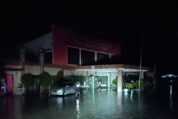 Banjir rob rendam pemukiman dan rumah sakit Mamuju