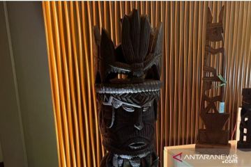 Seni ukir dan tarian Suku Kamoro Papua hadir di Mall Senayan Park