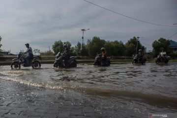 Banjir di Jakarta tak surut selama 6 jam karena limpasan air sungai