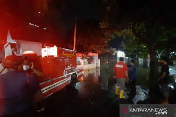 Gulkarmat Jaksel kerahkan mobil pompa sedot air banjir di Pondok Karya