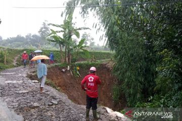 Tiga kecamatan di utara Sukabumi diterjang longsor dan angin kencang