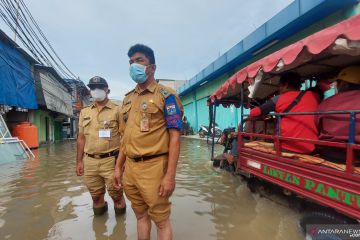 Tiga hari kena rob, Warga Pluit pilih bertahan di rumah