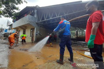 Damkar dan PPSU bersihkan lumpur banjir di Pejaten Timur