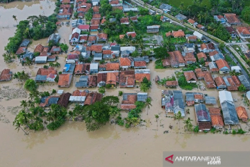 Ratusan rumah di Karawang terendam banjir akibat luapan Sungai Cibeet