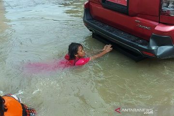 Anak-anak manfaatkan air banjir di Pluit jadi tempat bermain