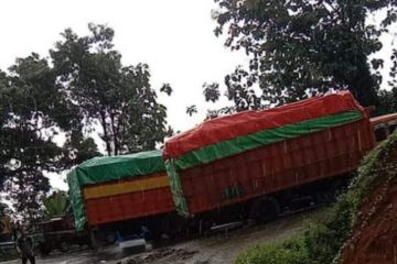 Dua truk mogok macetkan trans Sulawesi Mamuju