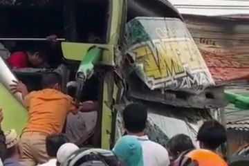 Sebuah bus tabrak tiang jalan layang busway di Ciledug