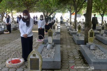 Ziarah makam hari pahlawan nasional dengan prokes