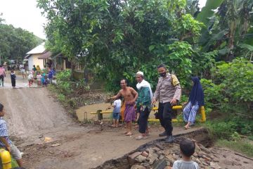 Banjir rendam dua desa dan putuskan jembatan di Lombok Barat