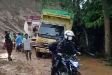 Longsor macetkan Trans Sulawesi Mamuju - Majene