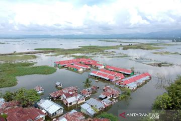 Danau Limboto meluap, ratusan warga mengungsi