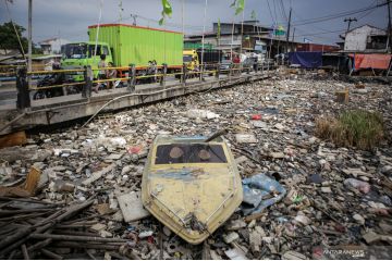 Tumpukan sampah di Kali Dadap Tangerang