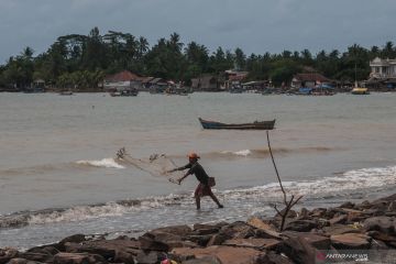 Misinformasi! Air laut di Merak Banten surut