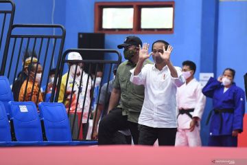 President Jokowi watches badminton finals before closing XVI Peparnas