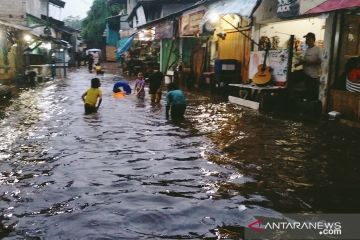 Permukiman di Mampang kembali banjir saat hujan deras sore ini
