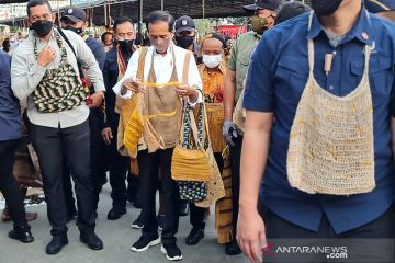 Presiden Jokowi singgah berbelanja di Pasar Noken Taman Imbi Jayapura