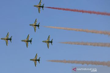 Menikmati atraksi udara pesawat di Dubai Airshow