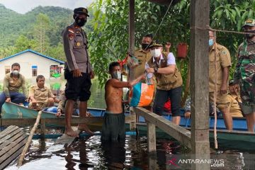 Pemkab Kapuas Hulu salurkan bantuan korban banjir di daerah perbatasan