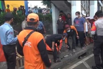 Seorang pria ditemukan tewas di selokan Pasar Pramuka