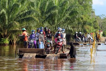 Ojek penyeberangan lewati banjir di Kabupaten Sekadau Kalbar