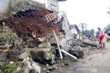 Tagana evakuasi warga tertimbun talut yang longsor di Banyumas