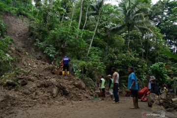 Longsor tutup jalan di Kulon Progo