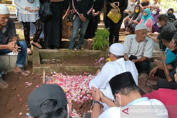 Pemakaman jenazah Max Sopacua diwarnai isak tangis keluarga