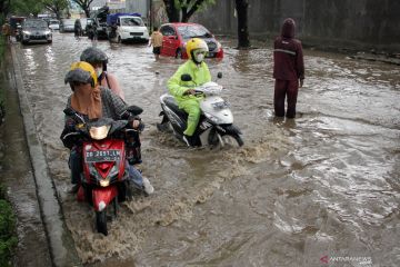 Banjir di jalan penghubung Makassar - Gowa