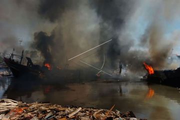 Kapal nelayan terbakar