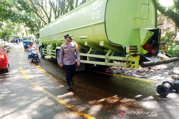 Ribuan liter minyak sawit tumpah di Lintas Sulawesi Gorontalo Utara