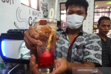 Menyicip somboy racikan penyandang masalah sosial Balai Bahagia Medan