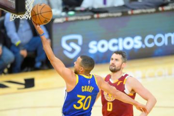 Stephen Curry kemas 40 poin saat Warriors taklukkan Cavaliers