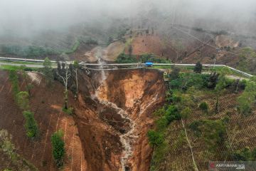 Jalan utama menuju Darajat Pass terputus akibat tanah longsor