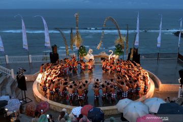 Pentas Tari Kecak di Pantai Melasti