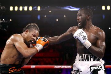 Juara dunia WBO kelas welter Crawford menang TKO atas Porter