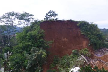 Duka tersisa dari tebing longsor Desa Pagentan