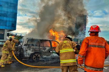 Sebuah mobil terbakar di Tol Wiyoto Wiyono