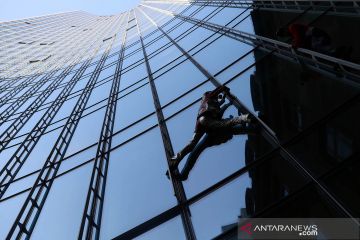 Spiderman Prancis jajaki pencakar langit di Frankfurt