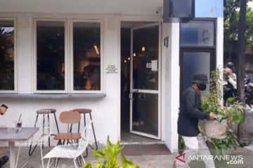 Penyewa kafe di atas saluran Kemang Jaksel mulai pindahkan barang