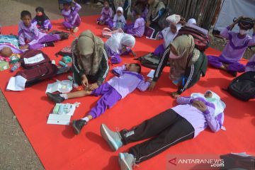 Simulasi gempa dan tsunami murid difabel