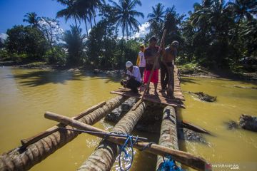 Warga membuat jembatan darurat