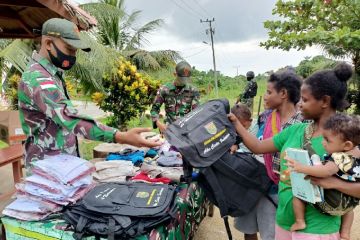 Satgas Yonif 131 bagikan tas sekolah dan pakaian di perbatasan RI-PNG