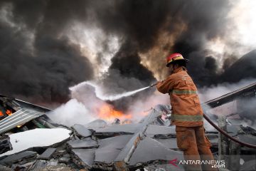 Pabrik palet plastik di Tanggulangin terbakar