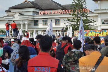 Tuntut UMP murah demo buruh Jambi diwarnai musik organ tunggal