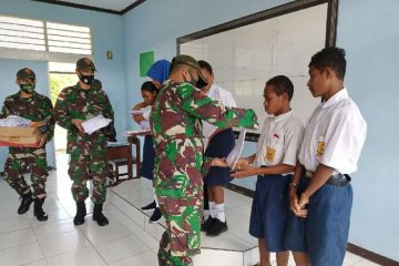 Satgas Yonif 131 bagikan seragam sekolah untuk siswa perbatasan RI-PNG