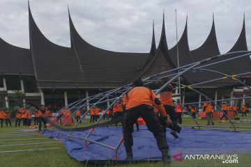 BNPB gelar lomba pasang tenda-dapur umum di Padang