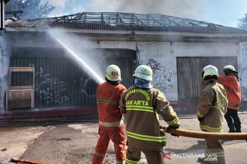 Bangunan gudang di Palmerah terbakar hingga timbulkan letupan